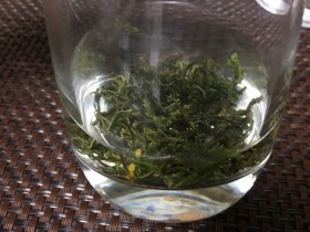 通过茶水分离冲泡紫阳翠峰茶需要留一部分茶汤再续水吗？