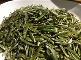 怎么辨别明前紫阳银针的型?