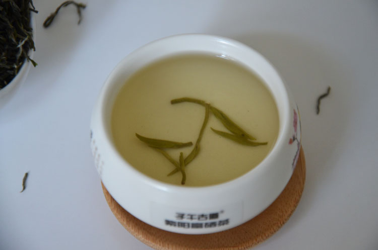 正宗的陕西紫阳翠峰茶汤是什么颜色的？