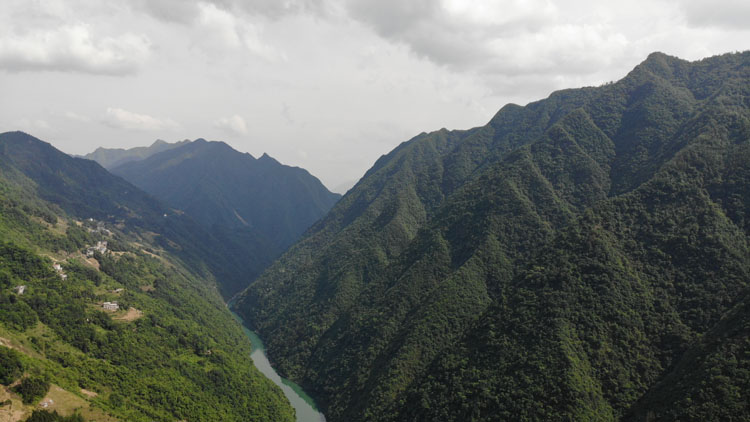 安康市紫阳县毛坝镇竹山村半山悬崖上的村庄