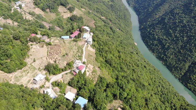 安康市紫阳县毛坝镇竹山村半山悬崖上的村庄