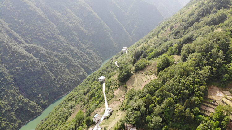 安康市紫阳县毛坝镇竹山村半山悬崖上的村庄