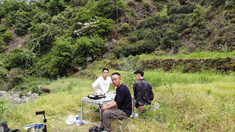紫阳县蒿坪镇铁炉沟瀑布上面围炉煮茶