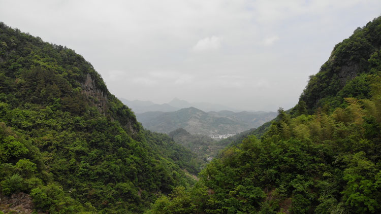 紫阳县蒿坪镇铁炉沟瀑布上面围炉煮茶