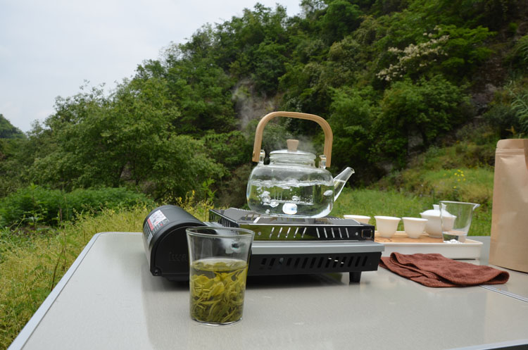紫阳县蒿坪镇铁炉沟瀑布上面围炉煮茶