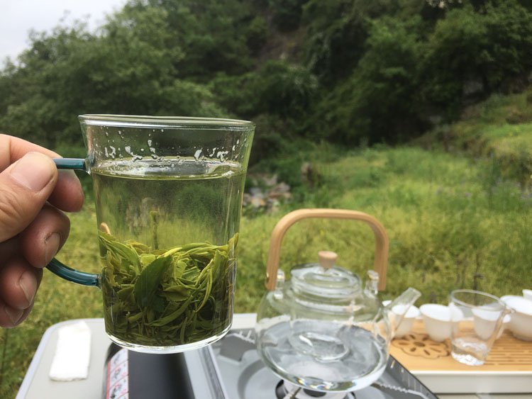 紫阳县蒿坪镇铁炉沟瀑布上面围炉煮茶