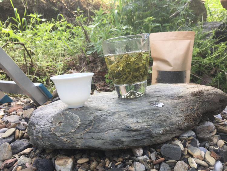 紫阳县蒿坪镇铁炉沟瀑布上面围炉煮茶