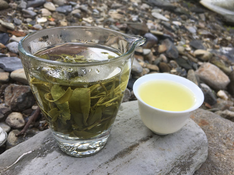 紫阳县蒿坪镇铁炉沟瀑布上面围炉煮茶