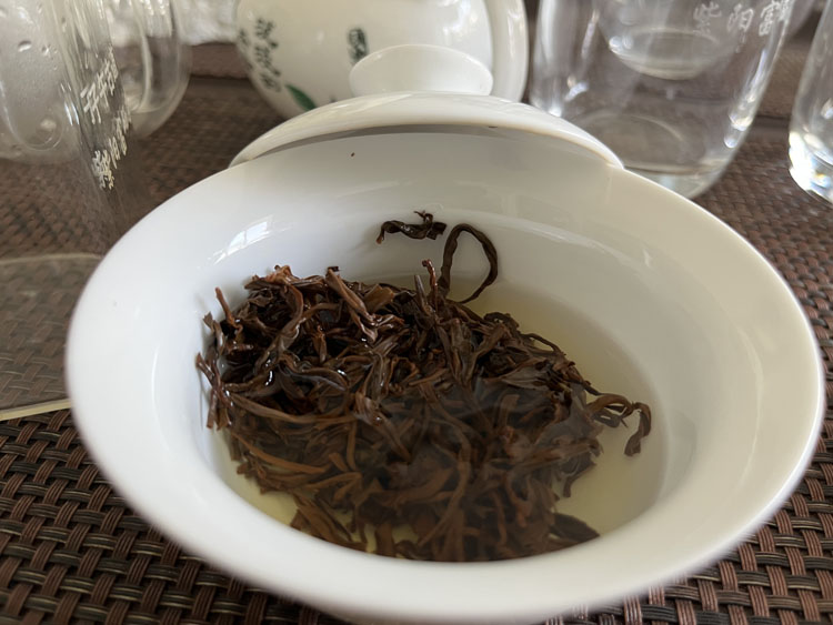 秋天喝紫阳富硒茶红茶好还是富硒茯茶好？