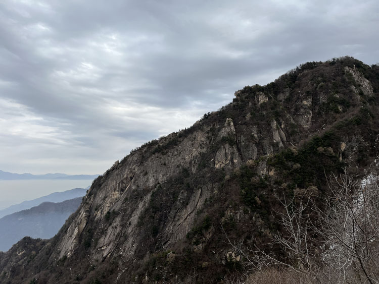 秦岭户外线路人头山山顶品紫阳富硒茶