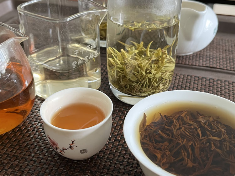 紫阳红茶里有绿叶是不是拼配过的
