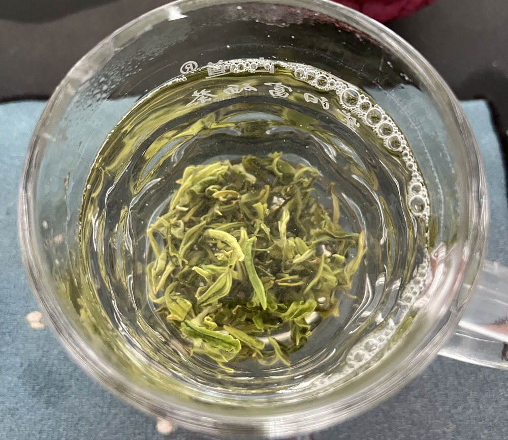 紫阳富硒茶泡出来的颜色不一样怎么回事？
